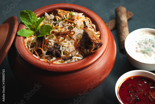 Cuadro en lienzo Matka Dum Biryani with Yoghurt and Curry