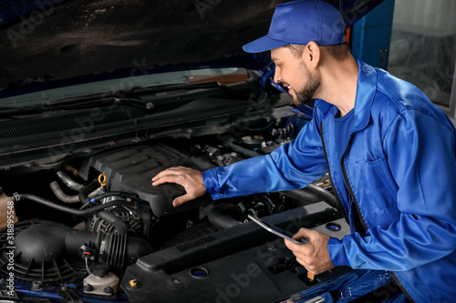 Male mechanic working in ca...