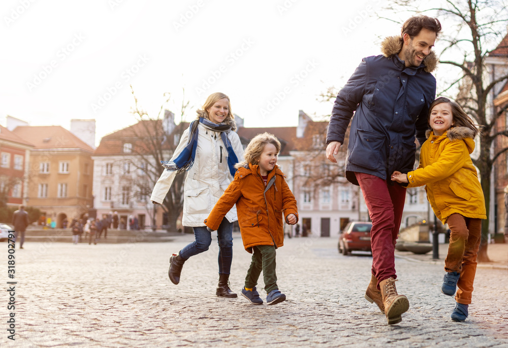 Obraz premium Affectionate young family enjoying their day in a city