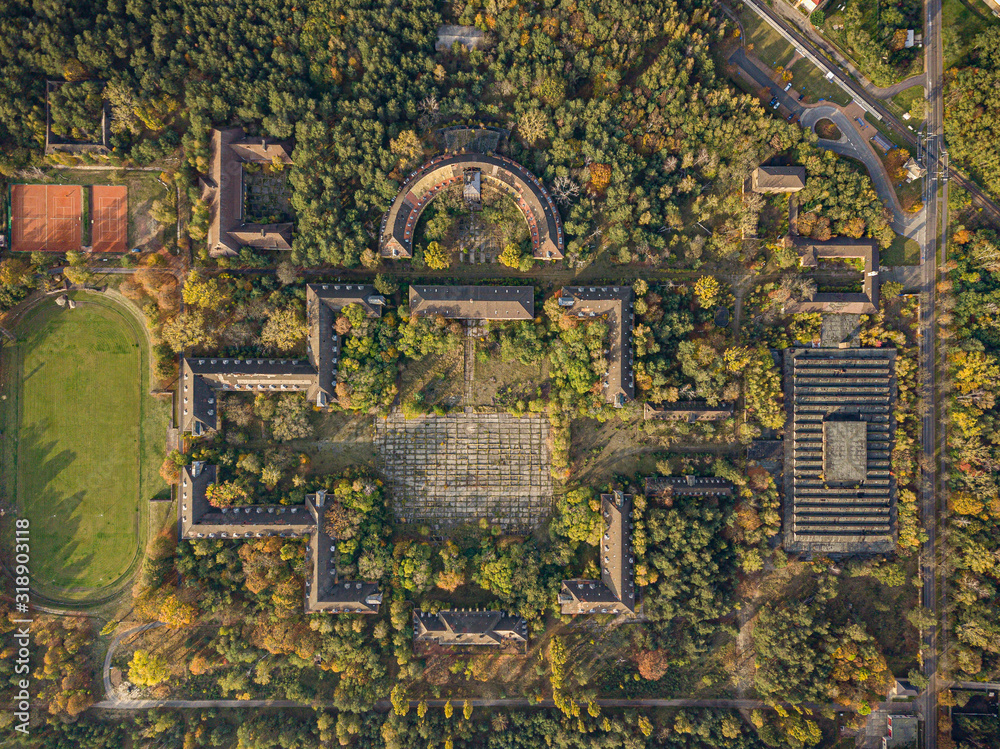 Gebäude von oben im Wald