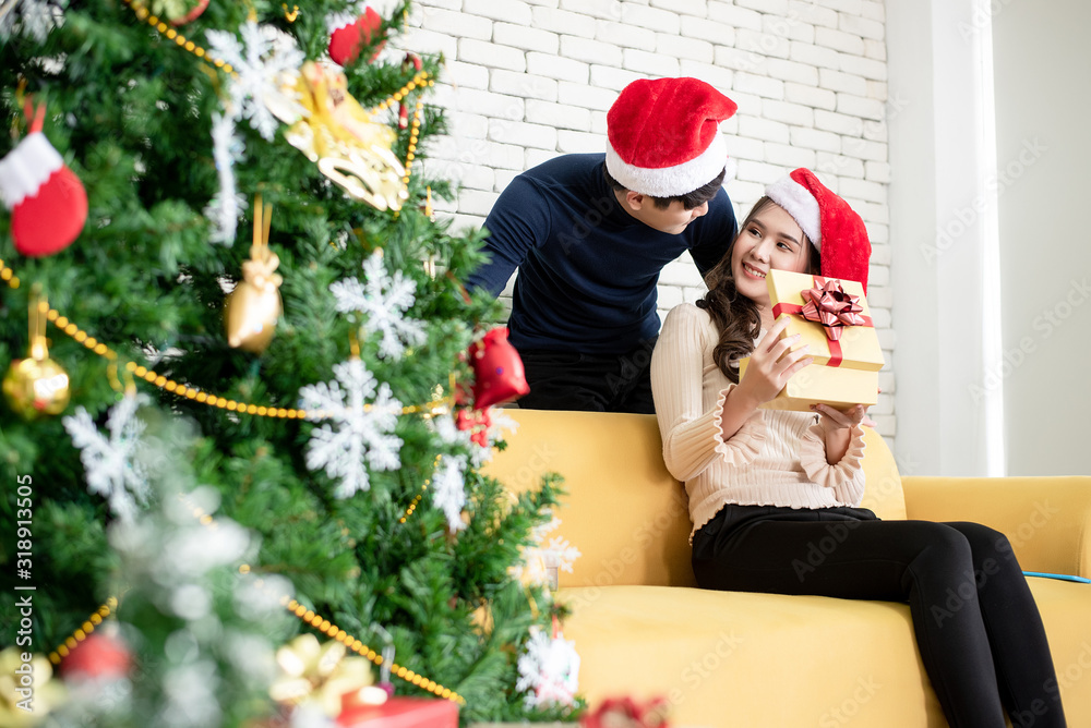 Asian man surprised his girlfriend by giving gifts on Christmas Day.