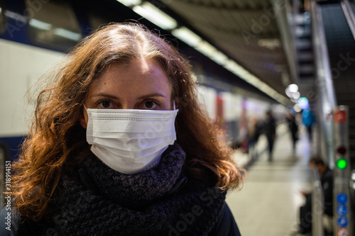 woman wearing surgical mask in crowd coronavirus © Melinda Nagy