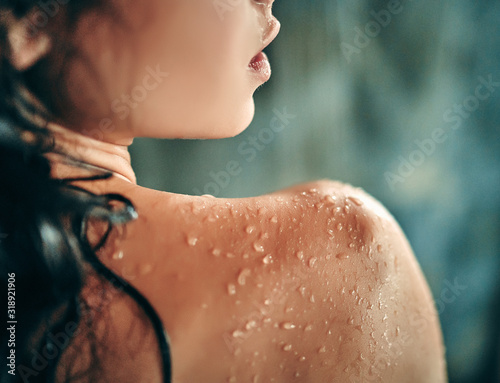 Wallpaper Mural Woman in shower Torontodigital.ca