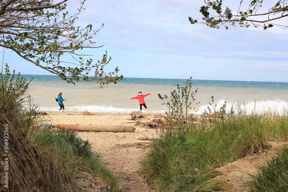 Fototapeta premium Touristen am Ufer des Lake Michigan