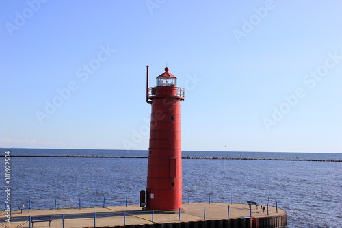 Ein Leuchtturm vor dem Horizont photo