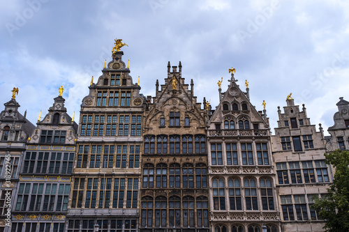 Häuserzeile mit alten historischen Häusern am Marktplaz in Antwerpen/Belgien