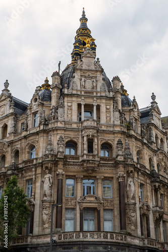 Fassade eines typischen alten historischen Gebäudes in Antwerpen/Belgien