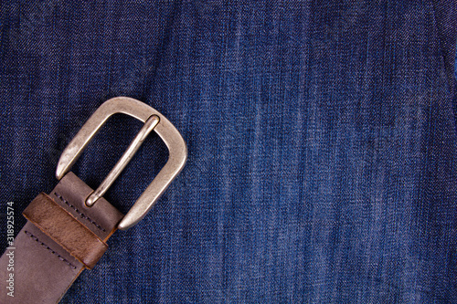 Blaue Jeans-Hose und Gürtel