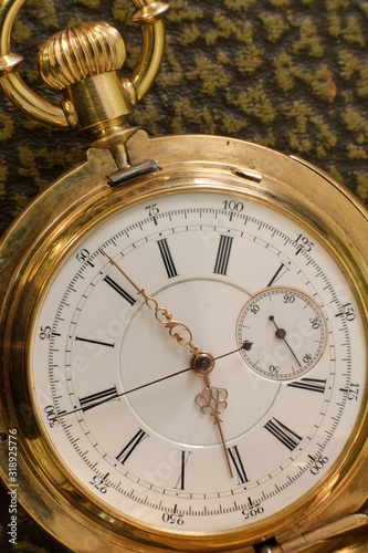 A dial with arrows of old gold pocket watches.