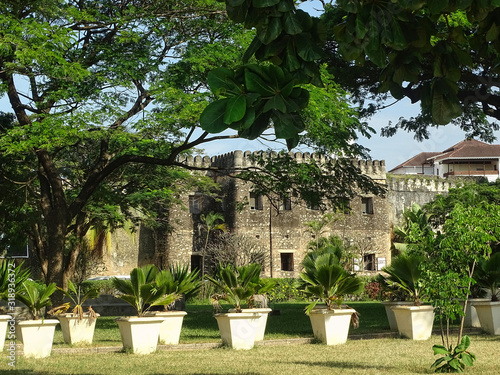Historisches Gebäude mit afrikanischen Pflanzen in Stone Town auf Sansibar
