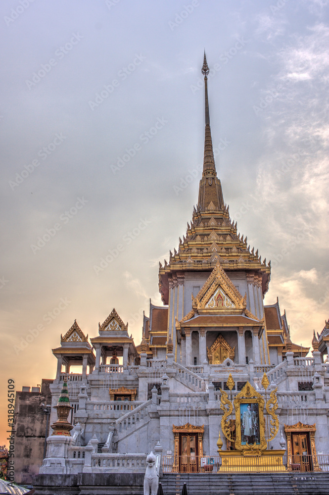 Tempel im Abendrot in Thailand