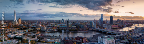 Panorama der beleuchteten Skyline von London, Großbritannien am Abend: von der London Bridge entlang der Themse bis nach Westminster