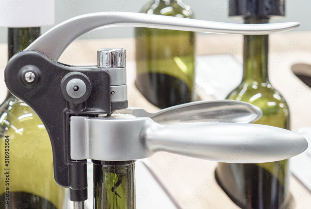 tool for pulling corks from wine bottles, consisting of a spiral that is inserted into the cork and a handle that extracts it tool for pulling corks from wine bottles, consisting of a spiral that is inserted into the cork and a handle that extracts it