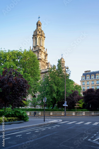 Obraz na płótnie Paris, France - May 23, 2018: Historic district of the city, view of the church w salonie