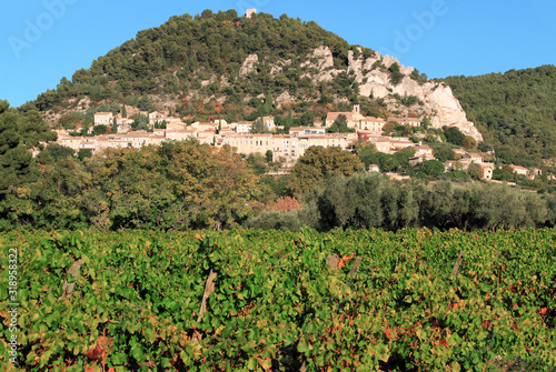  Village de Séguret adossé à la colline, dans le Vaucluse, en Provence.