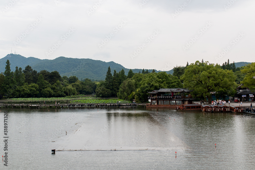 Fototapeta premium China Hangzhou Stadt und Teeplantage 