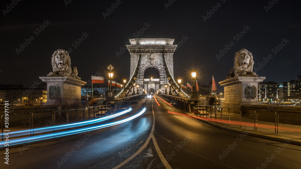 Obraz premium Nocny widok na Most Łańcuchowy Szechenyi to wiszący most nad Dunajem między Budą a Pesztem.