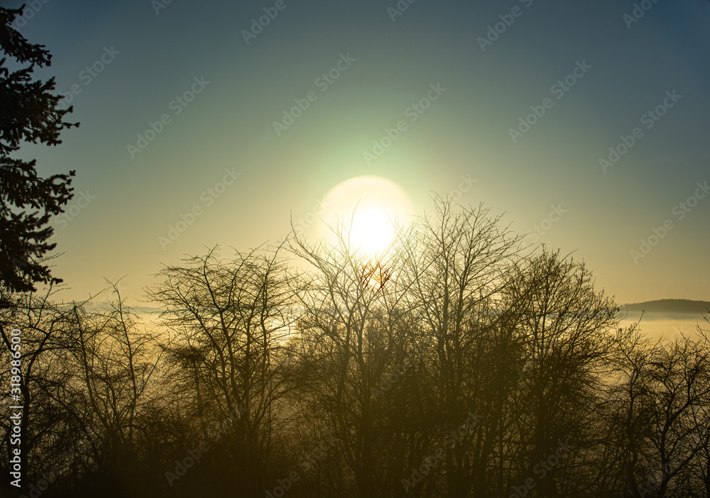 Fototapeta premium Sonnenuntergang bei Nebel