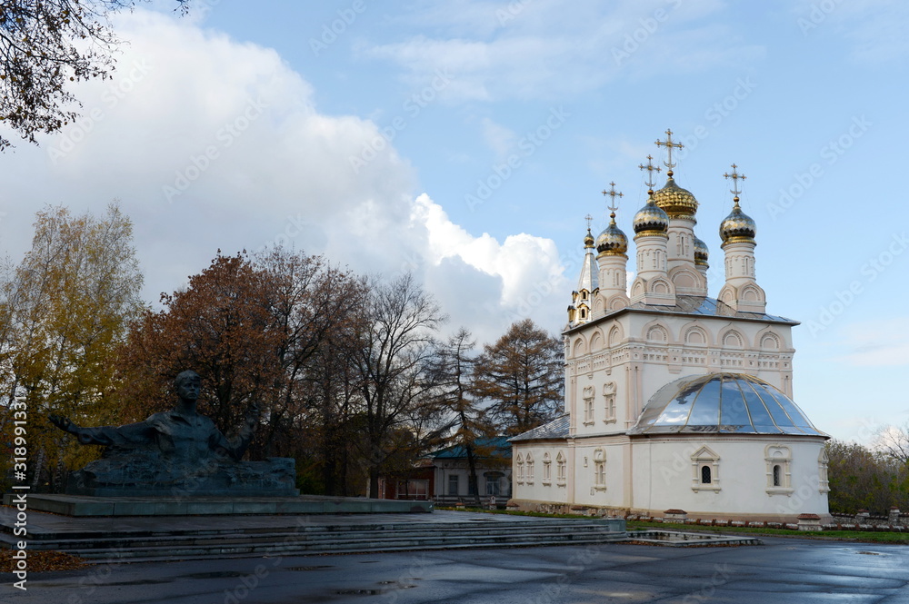 Obraz premium Monument to the poet Sergei Yesenin and the Church of the Transfiguration on the Yar in Ryazan