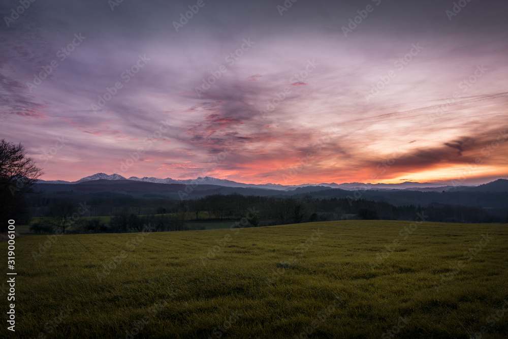 Couché de soleil rose sur les Pyrénées, Ariaège, Occitanie