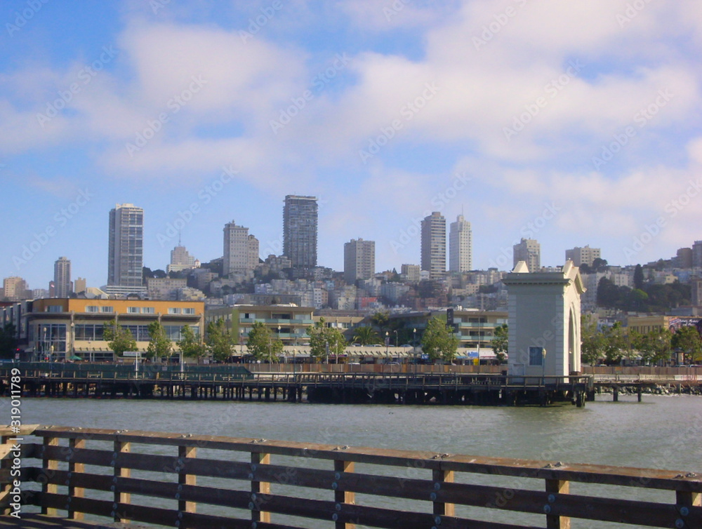 Hafen von San Francisco mit Skyline / Port San Francisco