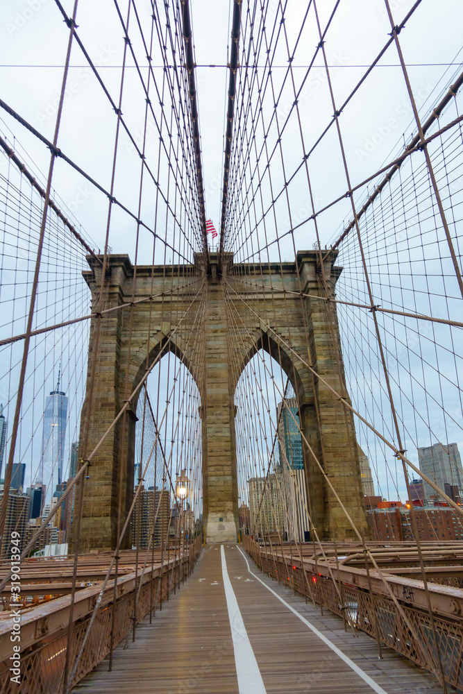 Obraz premium Ludzie chodzą na Brooklyn Bridge w czasie dnia