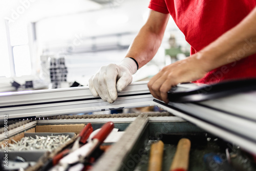 Fotografi Manual worker assembling PVC doors and windows