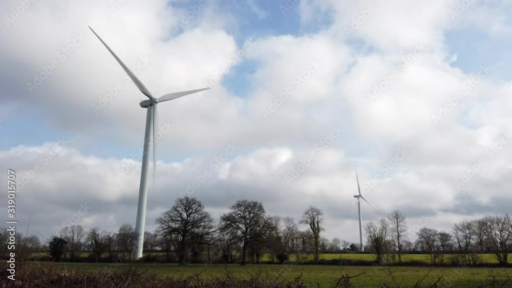 Éolienne dans un paysage de bocage vendéen - Ciel bleu avec quelques nuages - Parc éolien Éolienne dans un paysage de bocage vendéen - Ciel bleu avec quelques nuages - Parc éolien