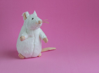 Acrylglasbilder Tierarzt Spielzeugmaus als Neujahrssymbol in Rosa  © Elen Ga