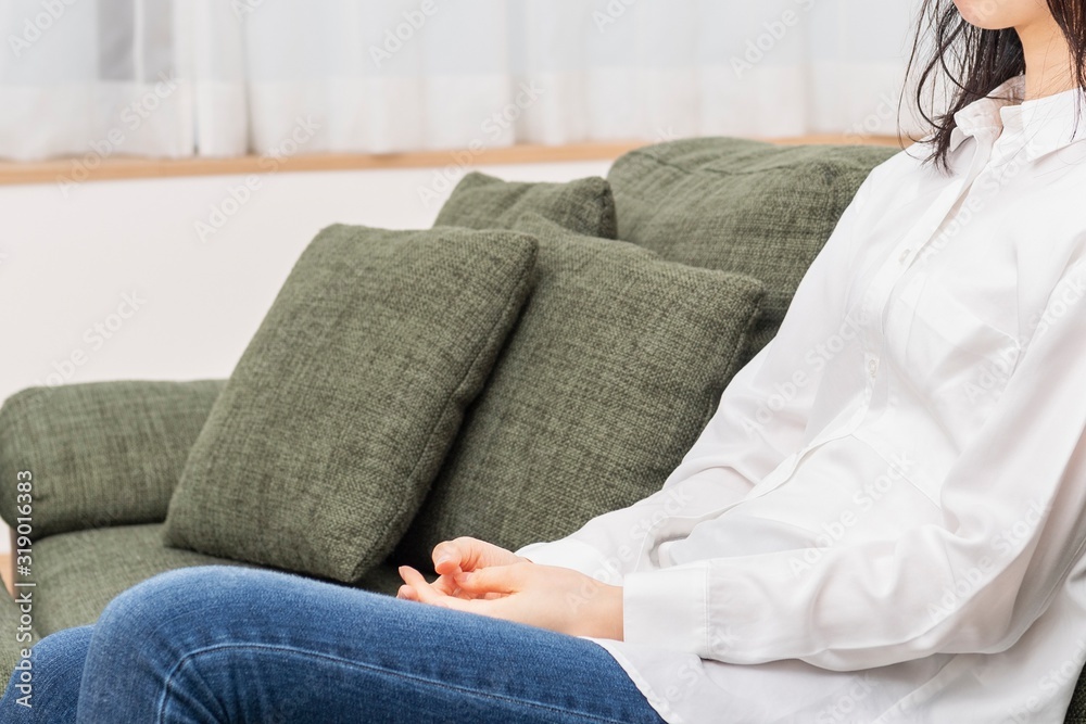 リビングのソファーに座る女性