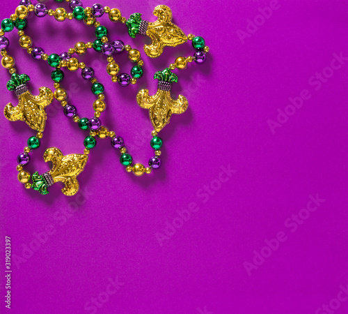 Fototapeta Naklejka Na Ścianę i Meble -  Mardi gras carnival decoration beads purple background