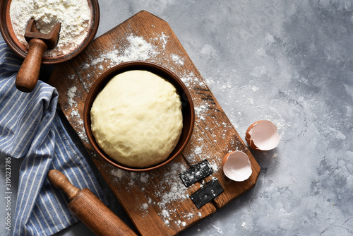 Ingridintny for baking: dough, flour, eggs. Cooking process.