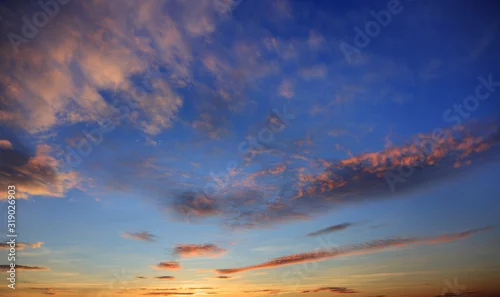 Obraz Błękitne niebo po zachodzie słońca niebo z kolorowymi chmurami	
