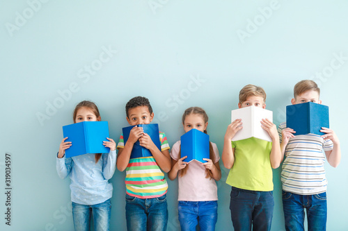 Surprised little children w...