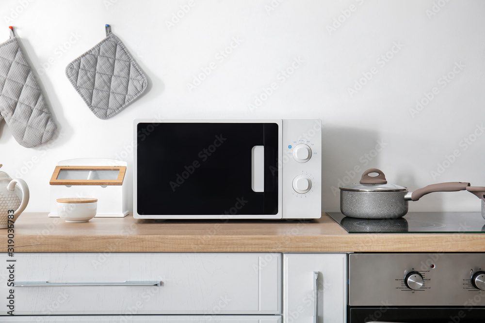 Φωτογραφία Modern microwave oven in kitchen