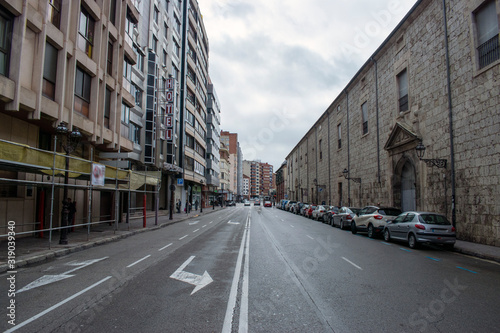 Bloques de pisos del casco histórico de Burgos. © Gabrieuskal