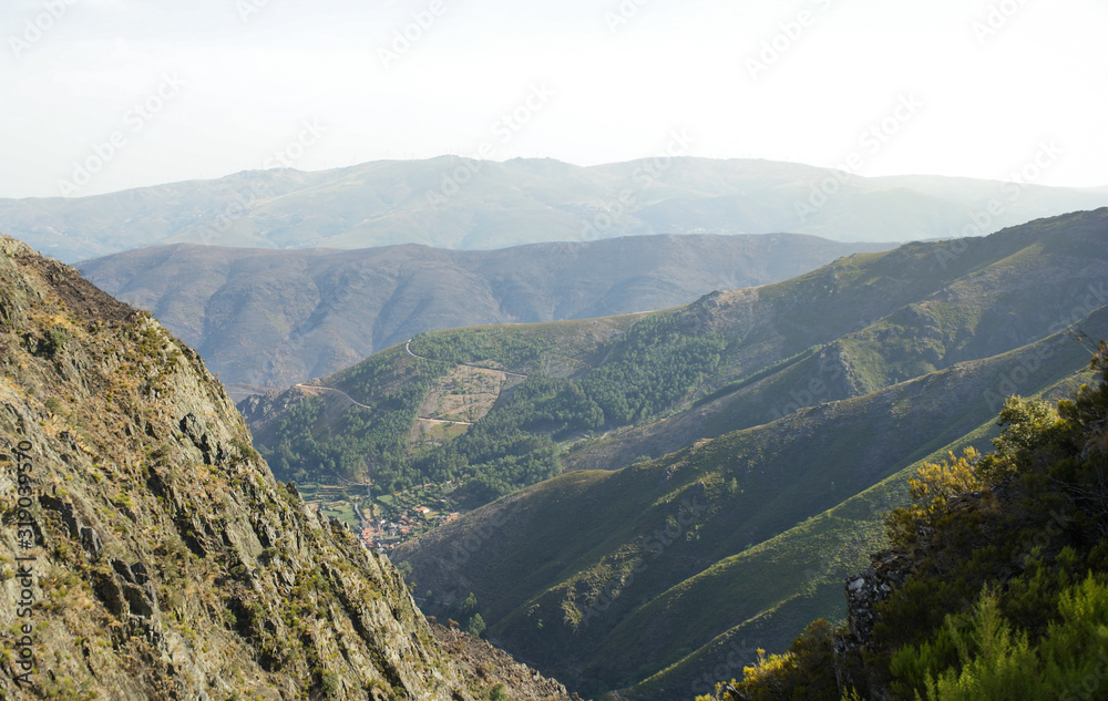 Aldeia perdida no meio das montanhas Aldeia perdida no meio das montanhas