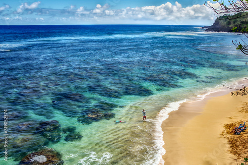 Fotografie Princeville, Kauai, HI USA 04/16/19: Beautiful aqua blue water and reef at Hideaway Beach on Kauai's north shore