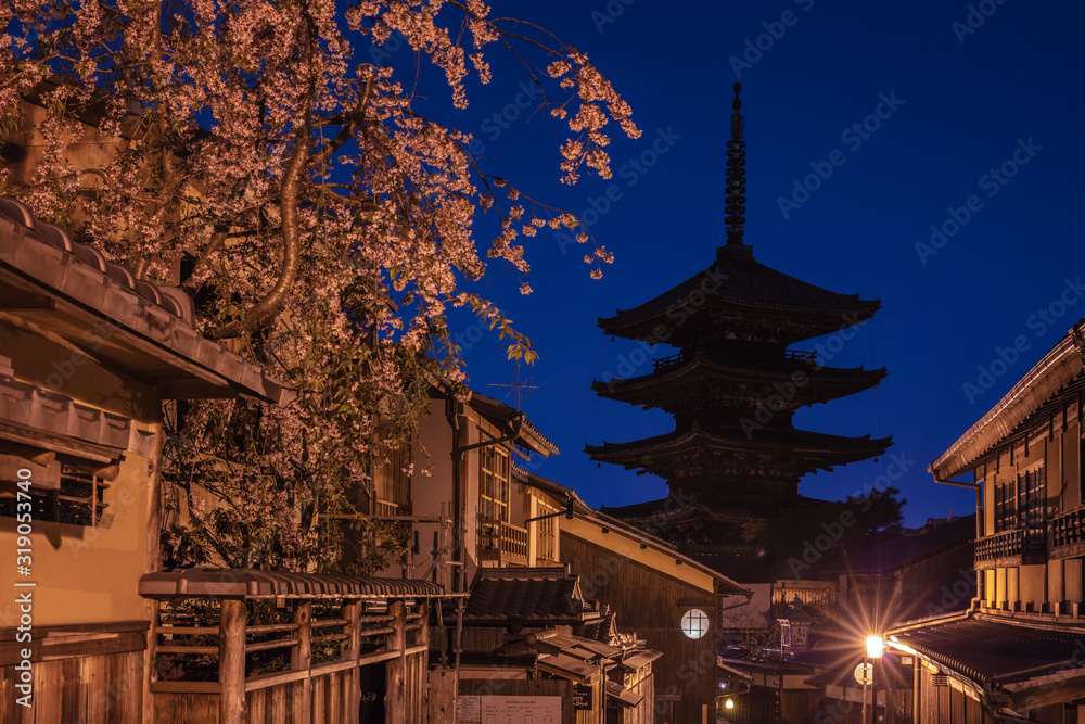 Naklejka premium 京都府 法観寺 桜