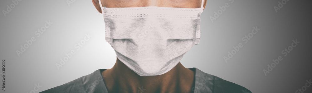 Fototapeta Lekarz ma na sobie maskę ochronną przed koronawirusem. Sztandar panorama personel medyczny sprzęt zapobiegawczy.