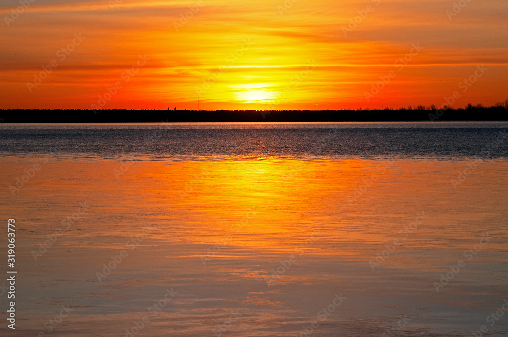 Obraz premium Winter Sunrise Over Calm Colorado Lake