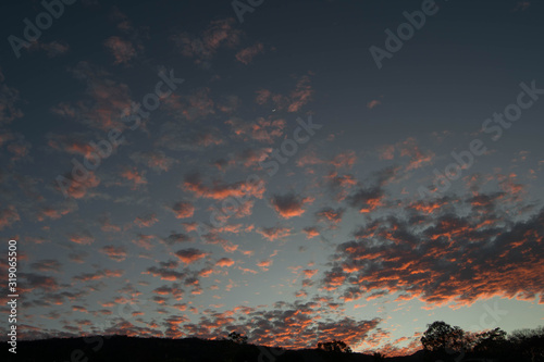 cielo rocoso y luna