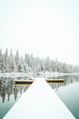 Keuken achterwand Wit Houten steiger aan bevroren winters meer  © kaitlyn