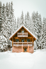 Keuken achterwand Wit Berghutten bij wintersportgebied in sneeuw  © kaitlyn