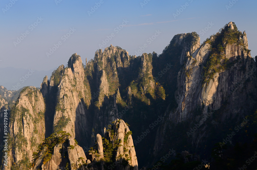 Fototapeta premium Osiemnaście Arhatów oddaje cześć na Morzu Południowym i szczyt wielbłąda w Yellow Mountain Huangshan w Chinach