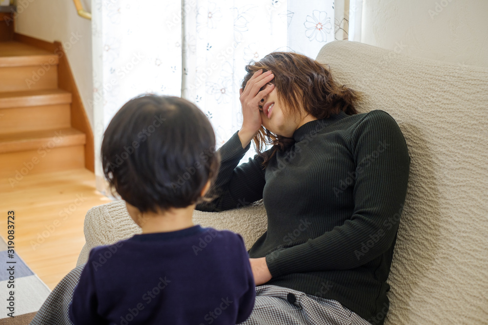 子育てに疲れた母親　疲労感　ぐったり　リビング