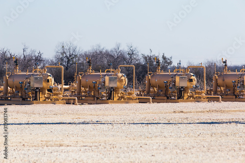 Foto Working pump jacks and oil field equipment in central Texas