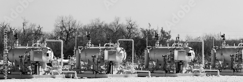Canvas-taulu Working pump jacks and oil field equipment in central Texas