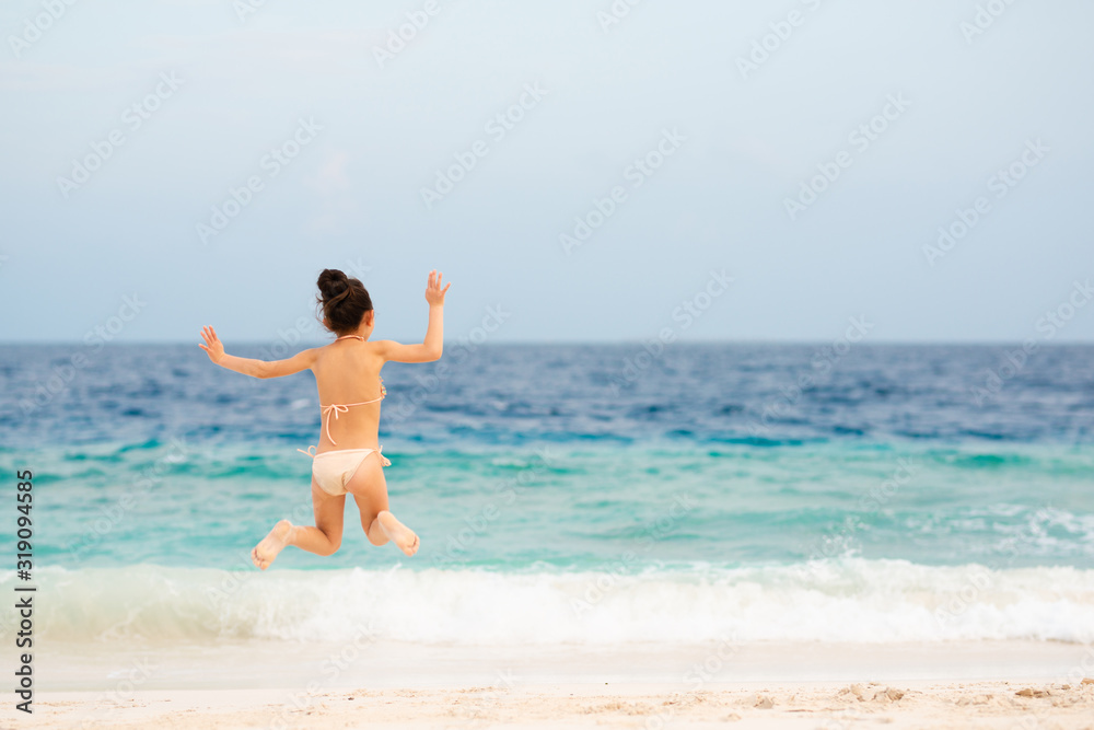 海でジャンプするビキニを着た女の子 海でジャンプするビキニを着た女の子
