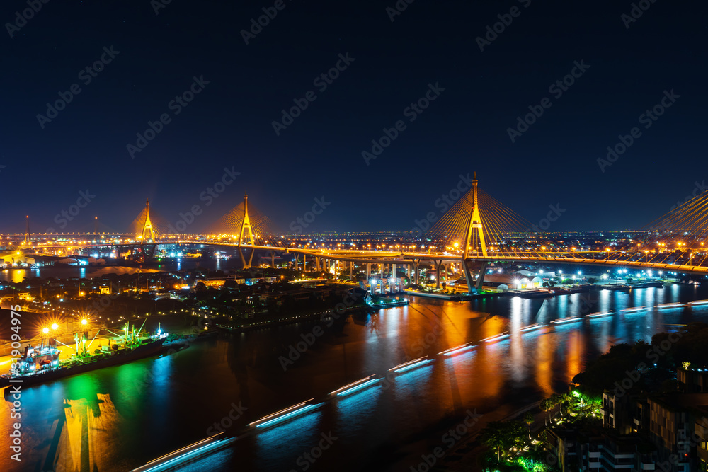 Obraz premium Bhumibol suspension bridge over Chao Phraya River at night in Bangkok city, Thailand